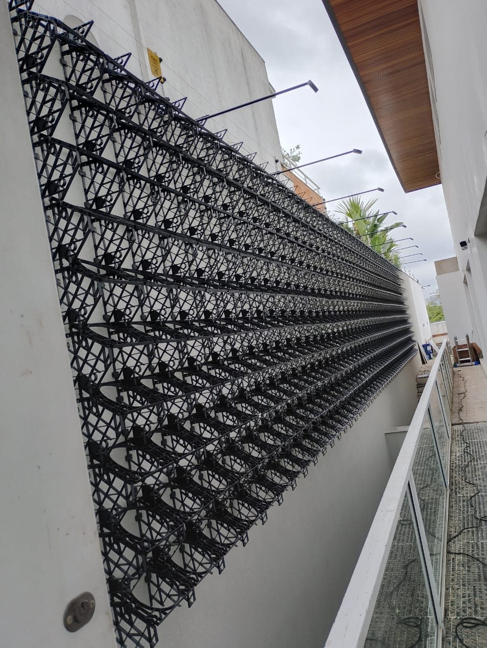 Estrutura modular do jardim vertical instalada em parede externa